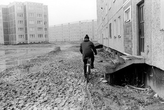 Rostock-Gro§ Klein. Ein neuer Stadteil in Plattenbauweise entstand in den 80er Jahren fr fast 20.000 Einwohner. Whrend die Bauerabeiter bereits weitergezogen sind, mussten die Bewohner noch mehrere Jahre in Matsch und mit Provisorien leben. Der "Erfolg" wurde nur in der Anzahl von gebauten Wohnungen abgerechnet.